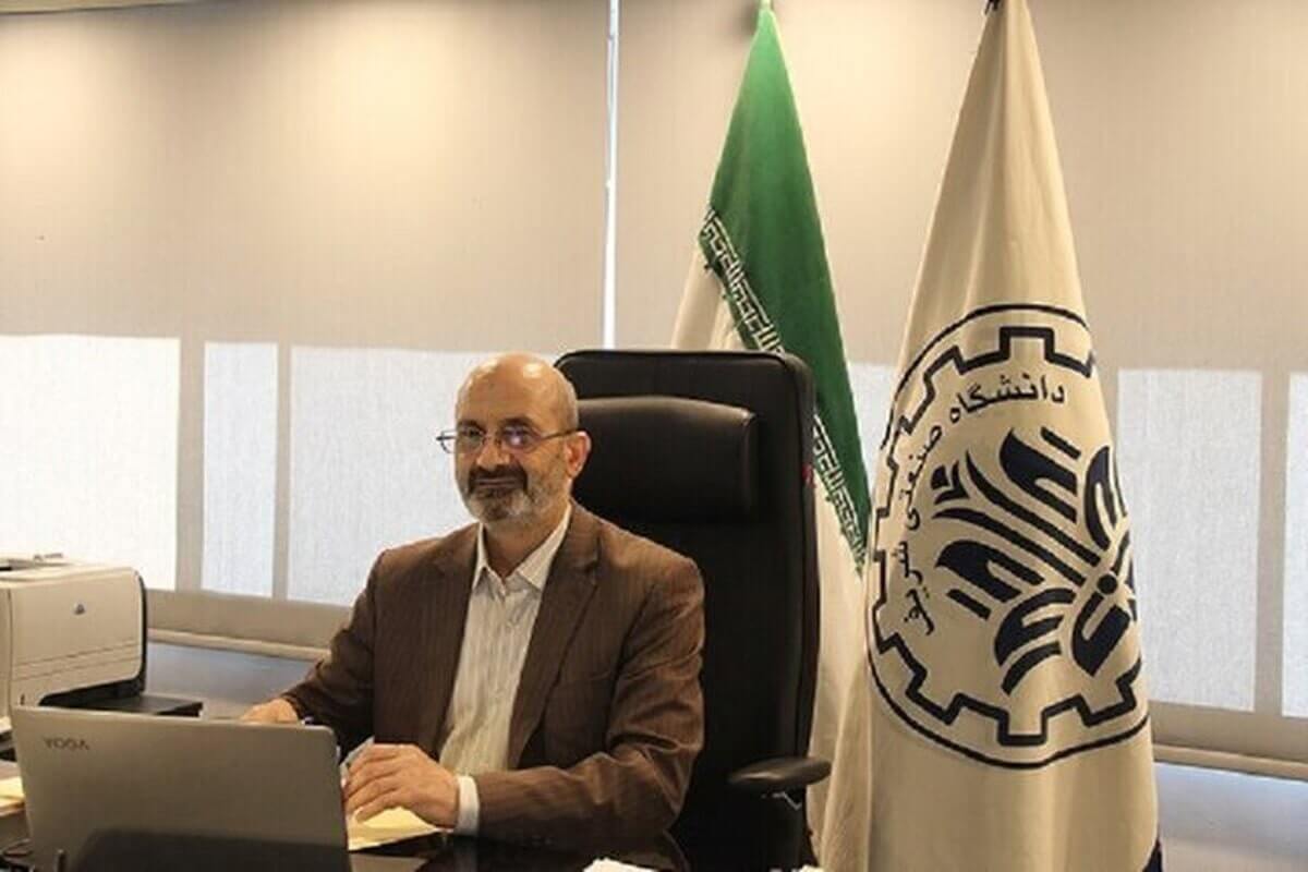 از پتانسیل نیروی انسانی و نخبگی کشور برای حل چالش‌های بزرگ کشور استفاده می‌کنیم