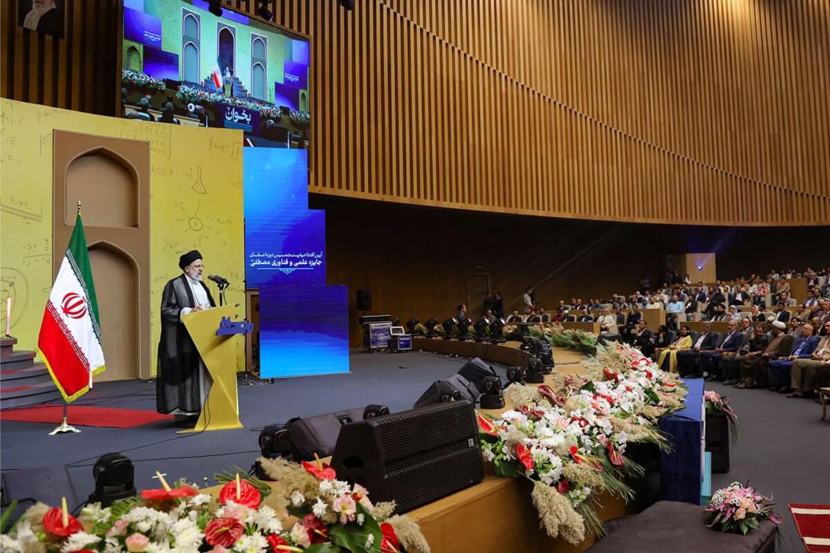 جایزه مصطفی دست دانشمندان پیرو علم نافع را به عنوان الگو در جهان بالا می‌برد